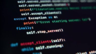 Bir bilgisayar ekranında çalışan yazılım mühendisliği, veri iş akışları ve uygulama geliştirme kodlarını teknik bir arayüzde temsil eden programlama kodunun görünümünü kapat. Yapay zeka geliştirme 