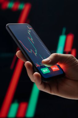 Şifreli grafiklerle ekranda arkaplanda işlem uygulaması olan akıllı telefon. Borsa uygulaması üzerinden cep telefonundan şifreli para alımını kapat.
