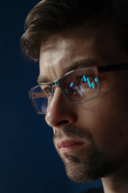 Kapalı, odaklı gözlük takan kripto tüccarı kripto para birimini ya da borsa verilerini yakından analiz ederek lenslerine yansıyan şamdan grafikleri ve finansal grafikleri inceliyor.. 