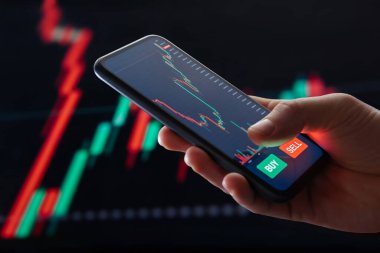 Borsa grafikleri ile ticaret uygulamasını finansal analiz ve yatırım verilerini izlemek için kullanarak, akıllı telefonu elinde bulunduran tüccarı kapat.