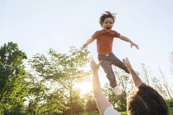 Bir baba neşeli küçük oğlunu gün batımında bir parkta havaya fırlatır. Neşeli oyun saatlerini ve bir yaz akşamında baba-oğul bağlarını paylaşır.. 