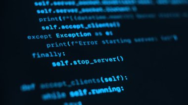 Uçbirim ekranında kayan mavi programlama kodunu kapat. Koyu arkaplanda arka uç programlama dili satırları.