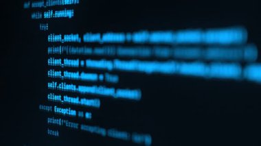 Bir bilgisayar ekranında çalışan mavi programlama kodunun görüntüsünü kapat. Yazılım mühendisliği ve uygulama geliştirme kavramı
