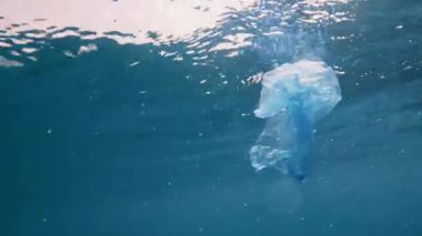 Okyanusta Yüzen Plastik Torba Kirlilik Problemi.