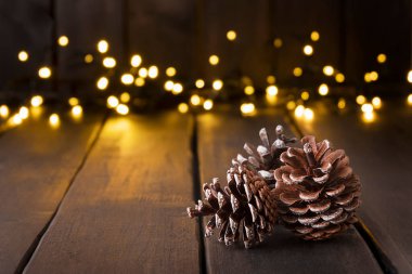 Ahşap masadaki koni ile şenlikli arkaplan, boşluğu kopyala