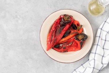 Tarafsız gri arkaplanda kırmızı biberli, fotokopi alanı olan tabağın üst görüntüsü. Balkan yemekleri