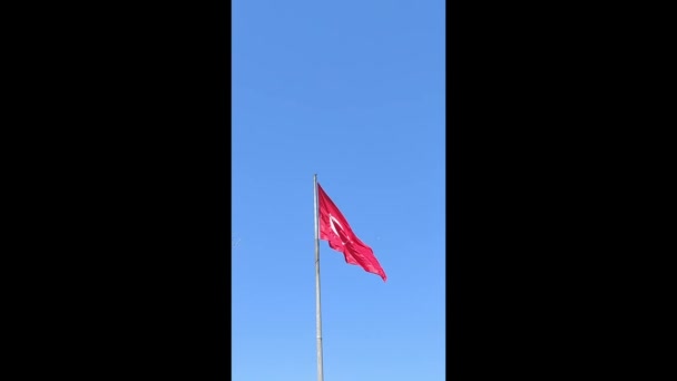 Estambul Turquía Abril 2023 Ondeando Bandera Turca Cielo Azul Brillante — Vídeo de stock