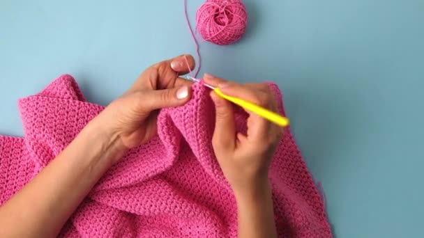 Vrouw Handen Haakvideo Met Roze Katoenen Garen Blauwe Achtergrond Interessant — Stockvideo