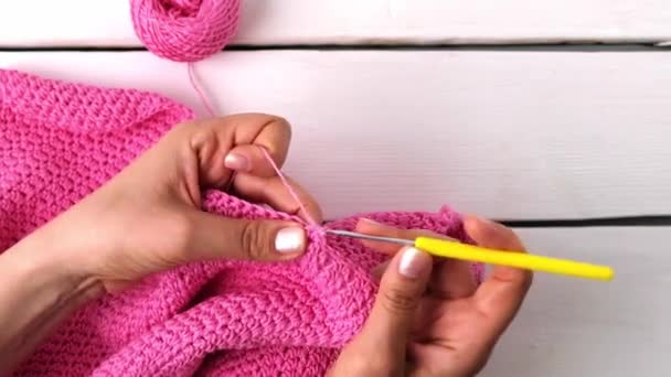 Vue Dessus Des Mains Femme Crochet Avec Fil Coton Rose — Video