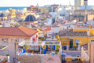 Alicante, İspanya. 11 Mart 2024 - Eski Alicante şehrinin çatı manzarası,
