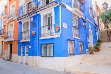 Alicante, İspanya. 11 Mart 2024 - Eski kasabada güzel bir cadde, Toledo 'nun taşıyıcısı