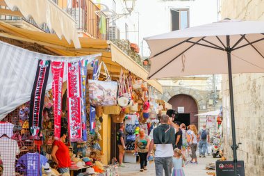 Bari, İtalya - 13 Eylül 2024: Bari, İtalya 'daki eski şehir sokaklarının şirin manzarası