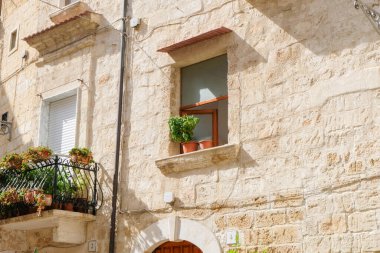 Bari, İtalya - 13 Eylül 2024: Bari eski kasabasında çiçekli güzel bir pencere manzarası