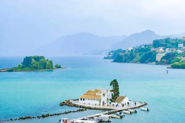 Korfu, Yunanistan - 17 Eylül 2024: Yunanca fare adası veya Pontikonissi ve bulutlu bir günde Panagia Vlacherna Kilisesi
