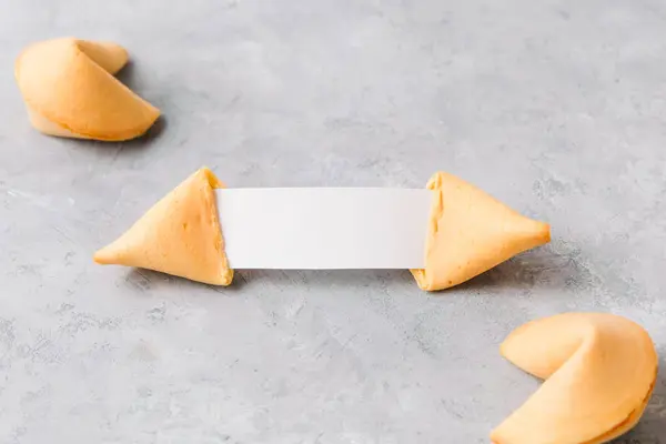 Tarafsız arkaplanda, kopya alanı için boş kağıt parçasıyla talih kurabiyesi aç