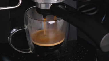 Kahve makinesinde gözenekli kahve. Yüksek kalite 4k görüntü