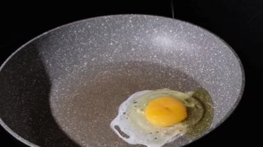 Dilimlenmiş domatesle borad doğramak. Yüksek kaliteli FullHD görüntüler