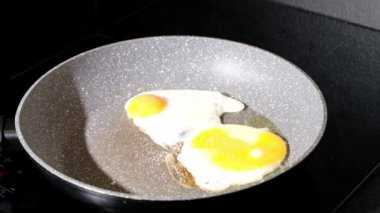 Kızarmış yumurtalı tava. Yüksek kalite 4k görüntü