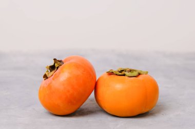 Tarafsız ışık arkaplanındaki meyveleri kopyalama alanı ile olgunlaştır