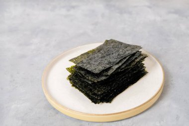 Nötr ışık arkaplanı üzerinde kopya alanı olan ev yapımı nori çipleri