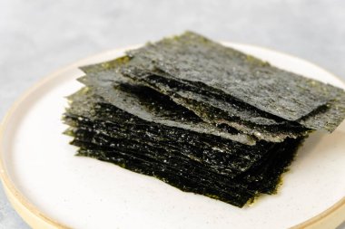 Nötr ışık arkaplanındaki ev yapımı nori çiplerinin fotokopi alanı ile kapatılması