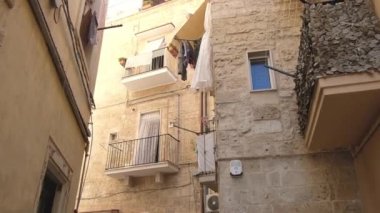 Bari, İtalya - 13 Eylül 2024: Bari, İtalya 'daki eski şehir sokaklarının şirin manzarası. Yüksek kaliteli FullHD görüntüler