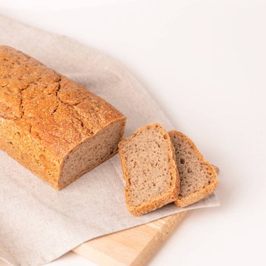 Açık arkaplanda ev yapımı ekşi ekmek ve kopyalama alanı