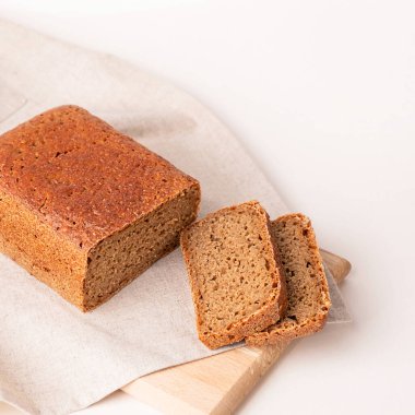 Açık arkaplanda ev yapımı ekşi ekmek ve kopyalama alanı