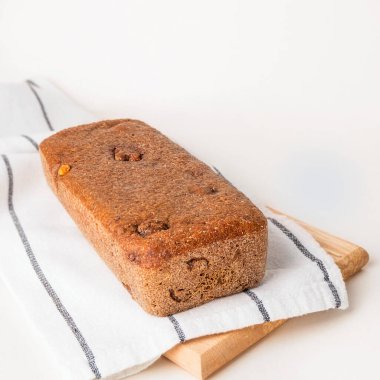 Açık arkaplanda ev yapımı ekşi ekmek ve kopyalama alanı