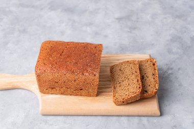 Tarafsız gri arkaplanlı ve kopya alanı olan ev yapımı ekşi ekmek.