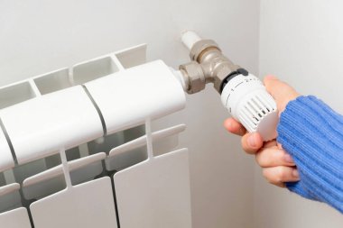 Eller evdeki modern radyatör termostatını ayarlıyor