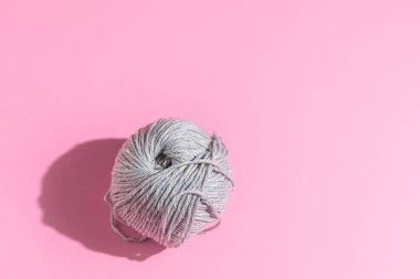 Açık pembe arkaplanda yün yumağı, kopyalama alanı
