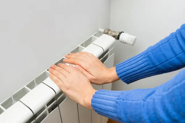 Eller evdeki modern radyatör termostatını ayarlıyor