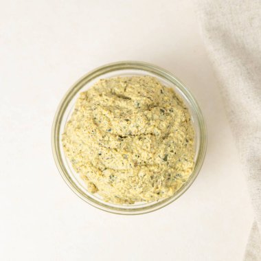 Probiyotik kaju ezmesinin en üst görünümü ve ışık arka planında cam bir kavanozda tohumlar