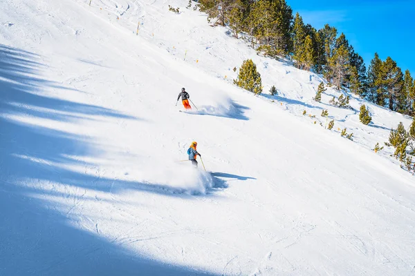 Feche Par Esquiadores Que Vão Rápido Pista Íngreme Pista Esqui — Fotografia de Stock