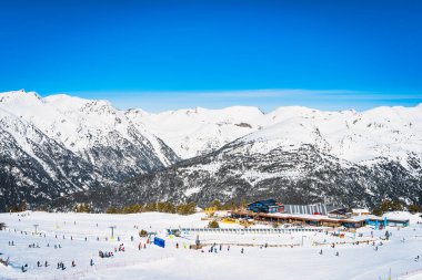 İnsanlar, aileler, kayakçılar ve snowboardcular kışın Soldeu 'da dinleniyor ve eğleniyorlar Grandvalira, Andorra, Pyrenees Dağları' nı kaldırıyorlar.