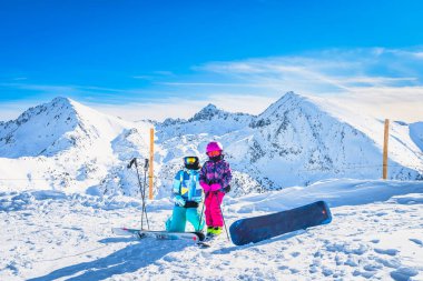 Anne ve kızı kayak yapıyor, kış tatillerinde, Andorra, El Tarter, Pyrenees Dağları 'nın arka planında güzel karlı dağlar var.
