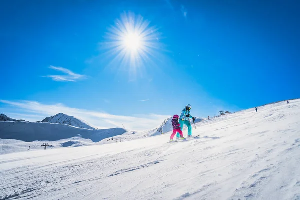 母亲和女儿准备在一个滑雪坡上降落 安道尔 Tarter Pyrenees山冬季滑雪节的艳阳天 — 图库照片