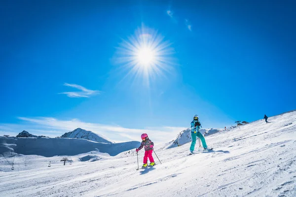 Mãe Ensinar Filha Esquiar Esquiar Numa Pista Esqui Dia Ensolarado — Fotografia de Stock