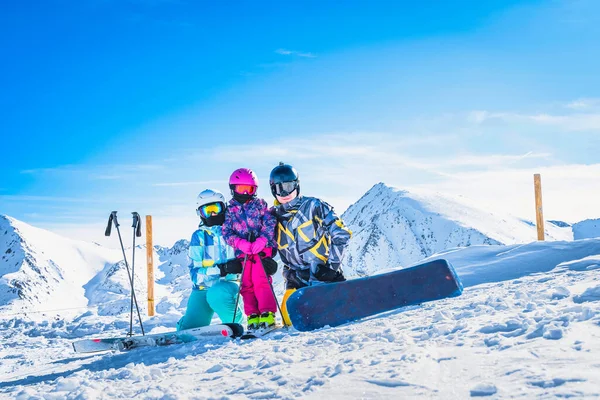 家庭在滑雪和雪板上 背景上有美丽的白雪覆盖的高山 在安道尔 艾尔塔尔特 比利牛斯山脉 — 图库照片