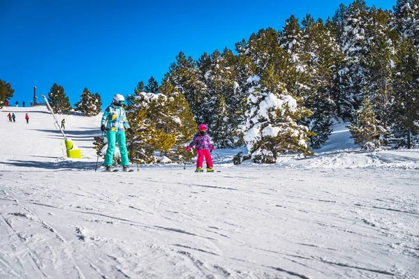 Mother Daughter Skiing Slope Winter Ski Holidays Andorra Tarter Snowy Imágenes de stock libres de derechos
