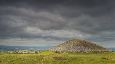 Kadim, neolitik defin odaları ve Loughcrew Cairns taş çemberleri dramatik, karanlık, fırtınalı gökyüzü County Meath, İrlanda