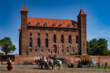 Gniew, Polonya, 2020 Ağustos Castellan Süvarileri tanıtıyor, Gniew Muharebesi için atlı savaşçılar, 16. yüzyıldan kalma Polonya savaşı, yeniden canlandırma