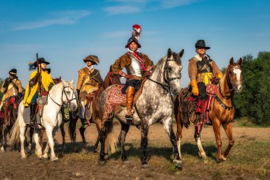 Gniew, Polonya, 2020 Ağustosu Polonya süvarileri, Süvariler. Savaşçı bir grup at biniciliği, Gniew Savaşı 'nın tarihi yeniden canlandırması.