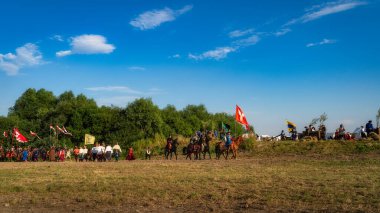 Gniew, Polonya, Ağustos 2020 Polonyalı süvariler, süvariler, süvariler, kolyeler ve bayraklarla bir savaş meydanında, Gniew Savaşı 'nın tarihi yeniden canlandırması