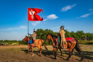 Gniew, Polonya, 2020 Ağustos Polonyalı süvarileri, Süvariler, bayrak sallayan süvariler, Gniew Savaşı 'nın tarihi yeniden canlandırması