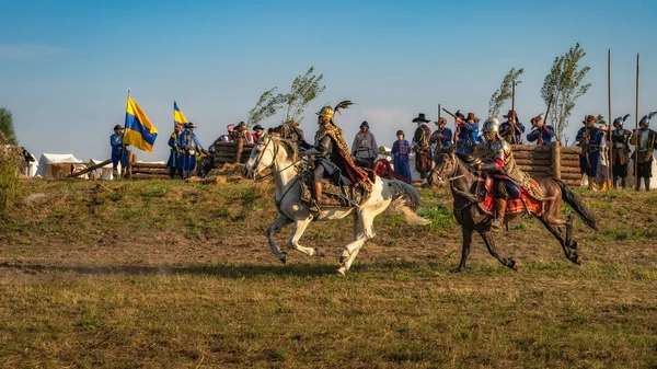 Gniew Polônia Agosto 2020 Guerreiros Cavaleiros Carregando Através Campo Batalha — Fotografia de Stock