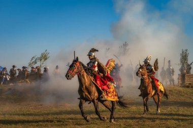 Gniew, Polonya, Ağustos 2020 Kanatlı Süvariler, Polonya ağır süvarileri bir savaş alanında savaşıyor. Gniew Savaşı 'nın tarihi yeniden canlandırması, Polonya İsveç Savaşı