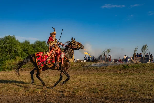 Gniew Polônia Ago 2020 Fechar Castellan Hussar Montando Cavalo Campo — Fotografia de Stock