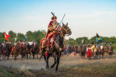 Gniew, Polonya, 2020 Ağustos Castellan kılıçlı bir ata biniyor, süvarilerine, Polonya ağır süvarilerine, tarihsel canlandırmalara, Gniew Savaşı 'na önderlik ediyor.